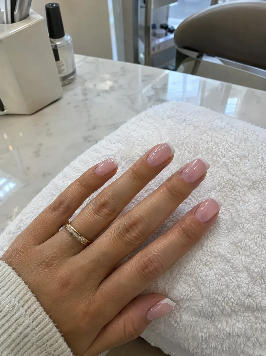 Sfeerbeeld: roze nagels met een witte French tip